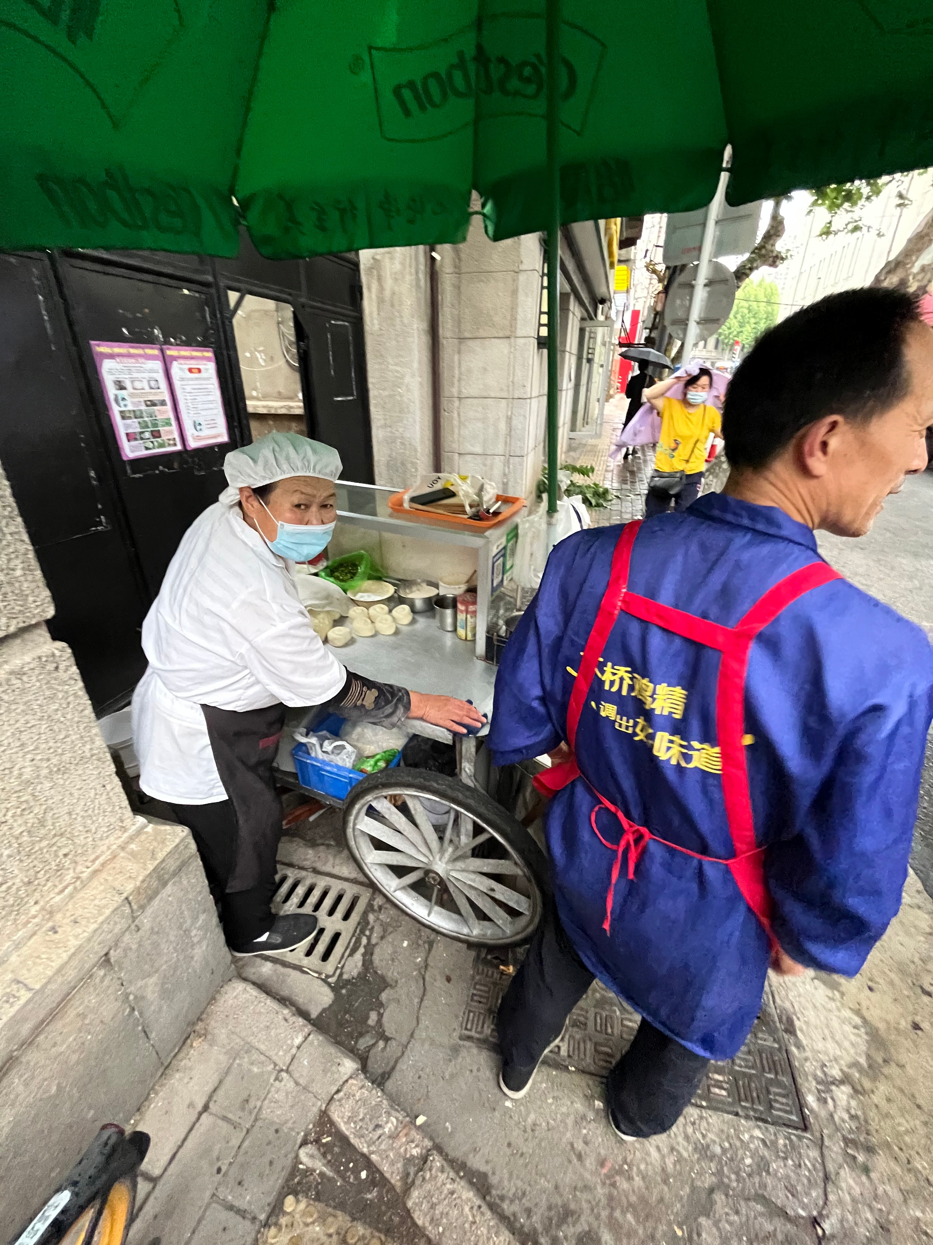 胜利街路边锅盔店老板娘