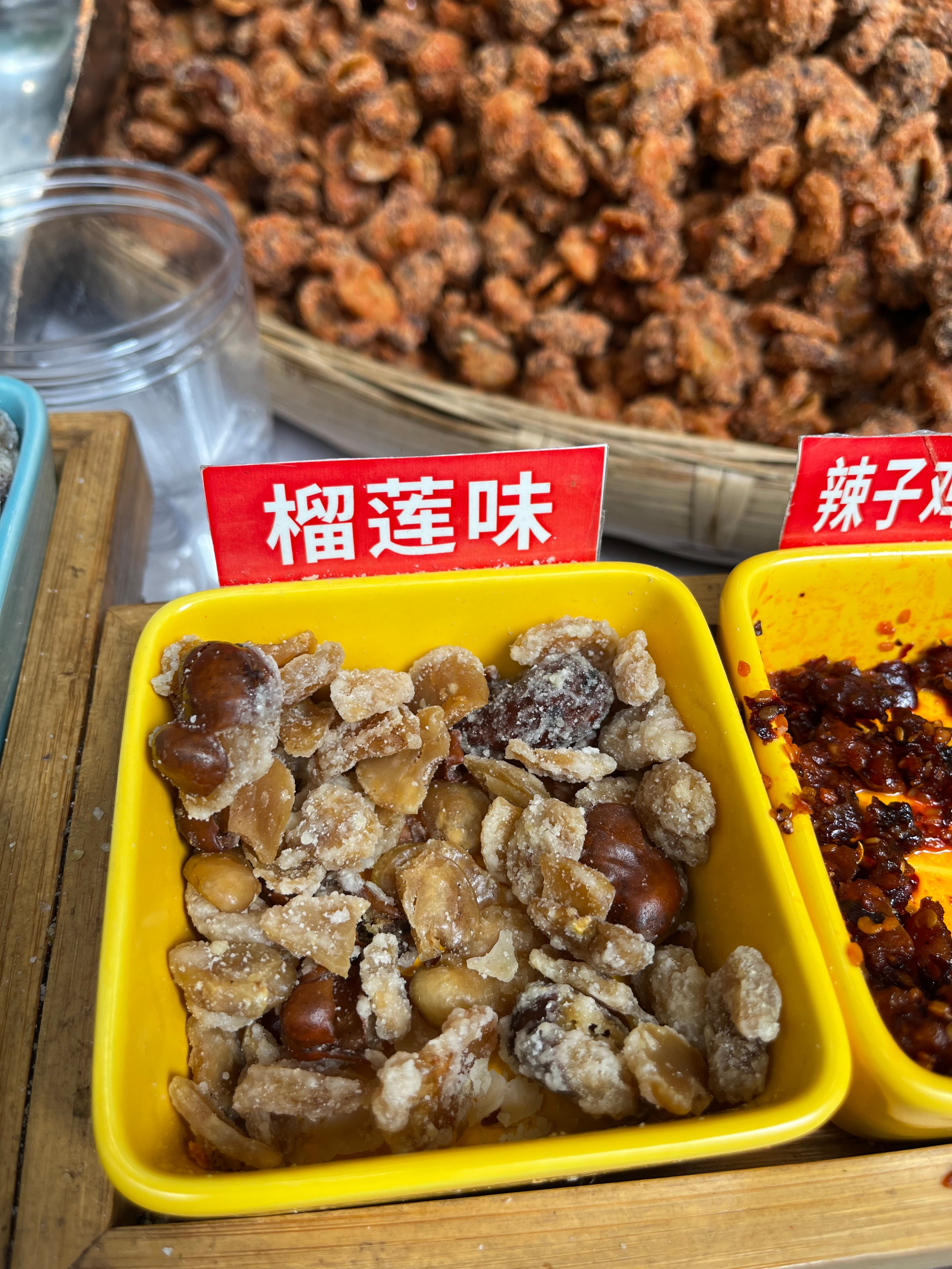 解放碑怪味豆店老板娘